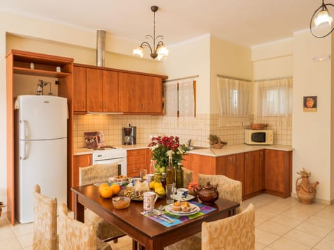 Apartment (Artemis) | Private kitchen | Full-size fridge, microwave, oven, stovetop