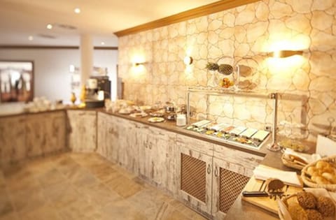 Daily buffet breakfast for a fee
