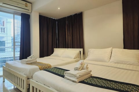 Standard Twin Room | Desk, bed sheets