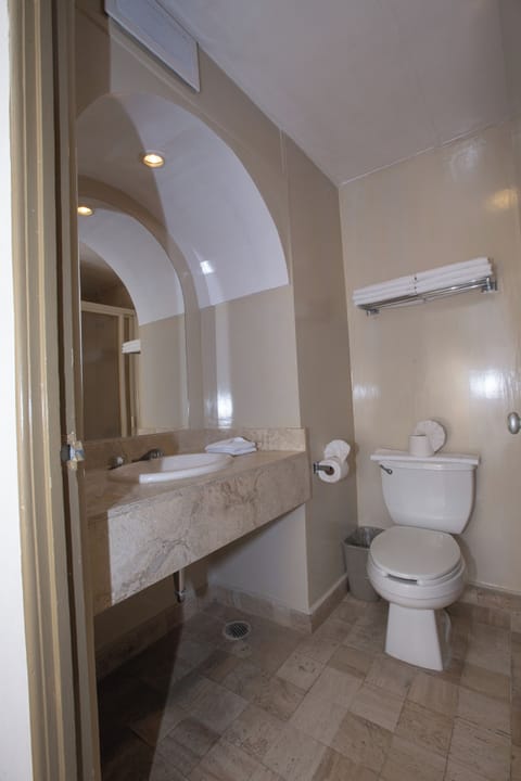 Standard Room, 2 Double Beds | Bathroom | Free toiletries, towels