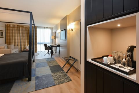 Executive Double Room, Lake View, Lakeside | Minibar, in-room safe, desk, blackout drapes