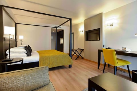 Executive Double Room, Lake View, Lakeside | Minibar, in-room safe, desk, blackout drapes