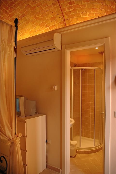 Shower, free toiletries, hair dryer, bidet