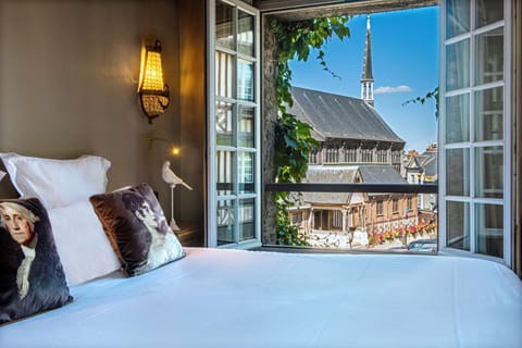 Suite, Non Smoking (Saint Catherine Church View) | Premium bedding, pillowtop beds, in-room safe, individually decorated