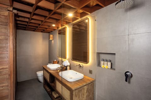 One Bedroom Pool Villa | Bathroom | Free toiletries, slippers, bidet, towels