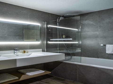 Junior Suite, 1 Double Bed | In-room safe, desk, blackout drapes, soundproofing