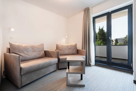 Junior Suite | Living area | 43-inch flat-screen TV with satellite channels