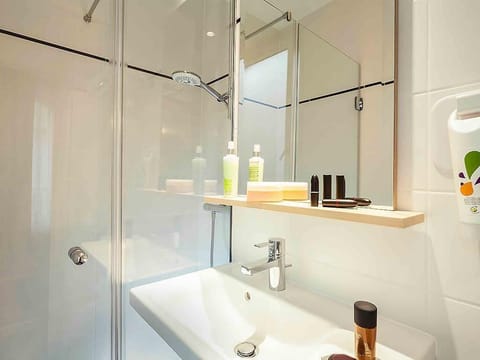 Premium bedding, desk, blackout drapes, soundproofing