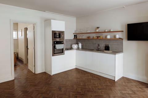 Deluxe Apartment, 1 Bedroom, Kitchen | Private kitchen | Fridge, microwave, stovetop, coffee/tea maker