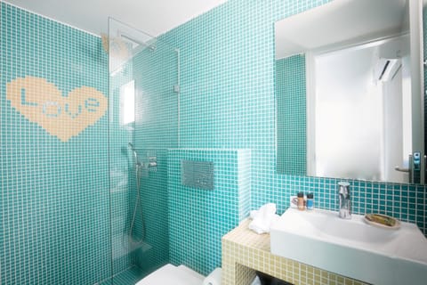 Economy Double Room | Bathroom | Shower, eco-friendly toiletries, hair dryer, towels