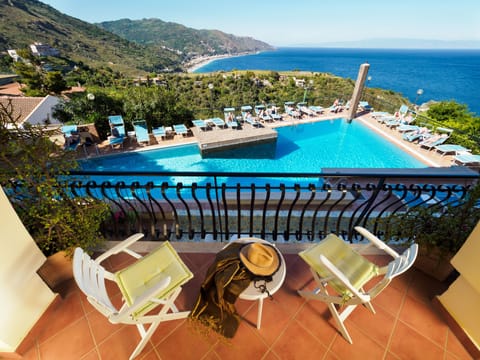 Superior Double or Twin Room, Sea View | Minibar, in-room safe, desk, free WiFi