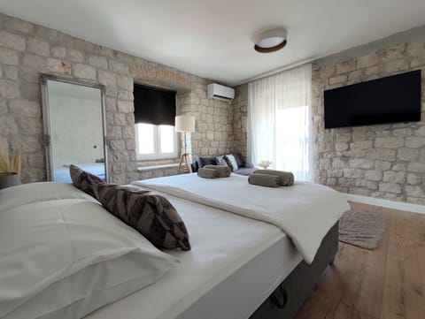 Standard Studio | Hypo-allergenic bedding, down comforters, in-room safe, soundproofing