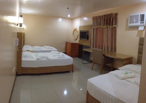 VIP Family Room | Desk, free WiFi