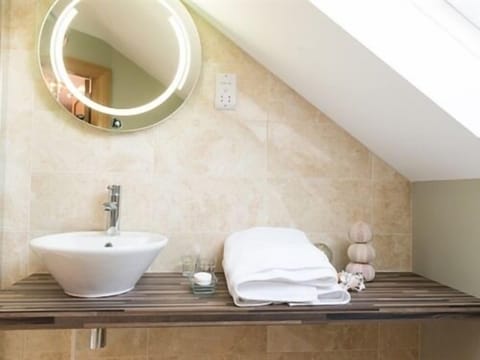 Luxury Triple Room, Ensuite, Garden View (Lizzies Room) | Egyptian cotton sheets, premium bedding, in-room safe