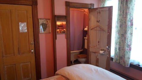 Tree Top Suite | Bathroom | Combined shower/tub, free toiletries