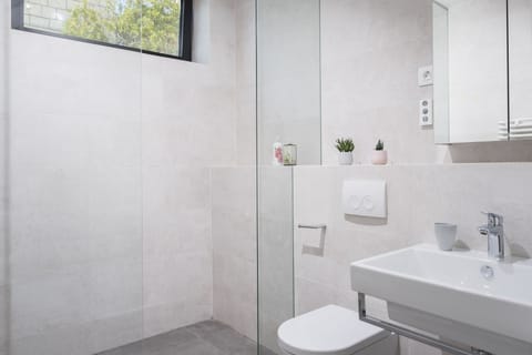 Exclusive Three Bedroom Apartment with Sea view and Balcony | Bathroom | Shower, free toiletries, hair dryer, slippers