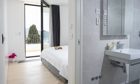 Luxury Two Bedroom Apartment with Terrace and Sea View | 1 bedroom, premium bedding, in-room safe, desk