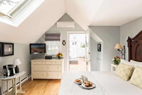 Superior Room, 1 Queen Bed | Premium bedding, in-room safe, soundproofing, iron/ironing board