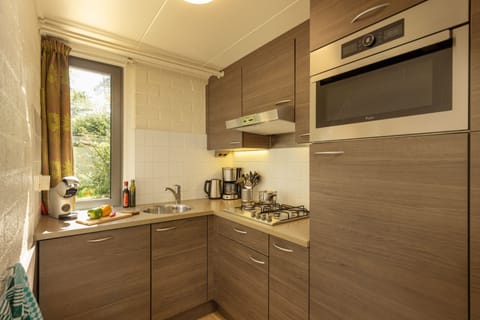 Deluxe Cottage ( VIP ) | Private kitchen | Full-size fridge, microwave, stovetop, dishwasher