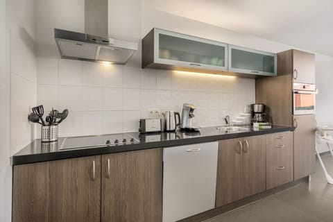 Deluxe Cottage | Private kitchen | Fridge, microwave, stovetop, dishwasher