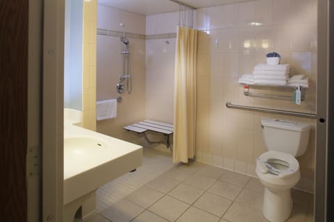 Standard Double Room, 2 Queen Beds, Accessible, Partial Ocean View | Bathroom | Free toiletries, hair dryer, towels