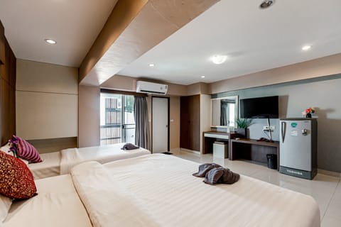 Deluxe Triple Room | Desk, free WiFi, bed sheets