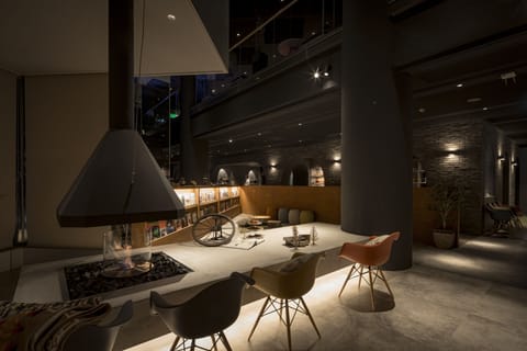 Lobby lounge