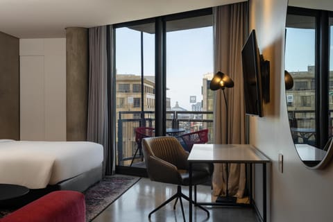 Junior Suite, Balcony (V&A Waterfront View) | Minibar, in-room safe, desk, laptop workspace