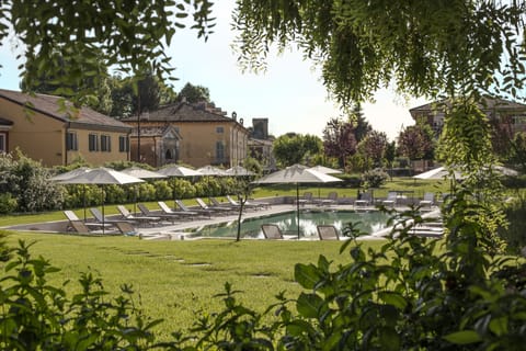 Outdoor pool, pool umbrellas, sun loungers
