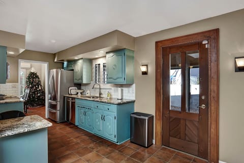 Nice sized kitchen with ALL new appliances.