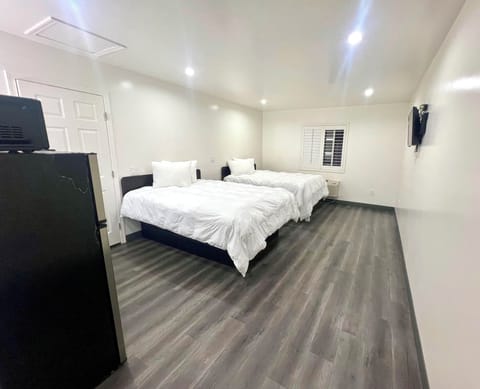 Deluxe Room, 2 Queen Beds, Non Smoking | Iron/ironing board, bed sheets