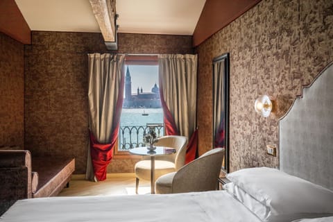 Deluxe Room | In-room safe, desk, free WiFi, bed sheets