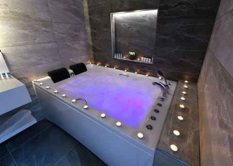 Romantic Room, 1 Double Bed | Bathroom | Shower, free toiletries, hair dryer, slippers