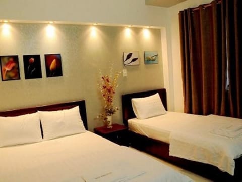 Triple Room | Minibar, in-room safe, desk, blackout drapes