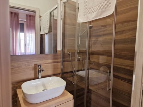 Family Studio | Bathroom | Shower, rainfall showerhead, free toiletries, bidet