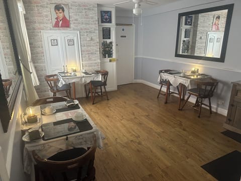 Free daily English breakfast