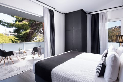 Family Room | Minibar, in-room safe, desk, laptop workspace