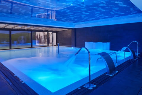 Couples treatment rooms, sauna, hot tub, steam room, body treatments