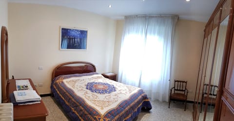 Double Room, 1 Queen Bed, Shared Bathroom | Iron/ironing board, free WiFi, bed sheets