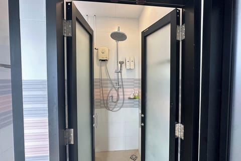 Bunk Bed in Female Dorm | Bathroom | Shower, free toiletries, hair dryer, towels