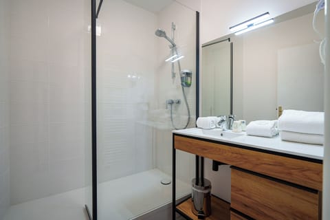 Double Room | Bathroom | Free toiletries, hair dryer, towels