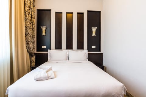Minibar, in-room safe, desk, iron/ironing board