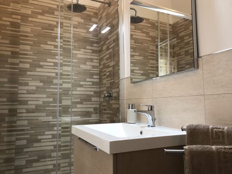 Standard Twin Room | Bathroom | Shower, free toiletries, hair dryer, bidet