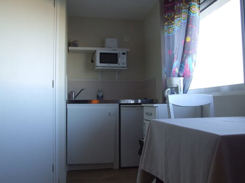 Comfort Studio, Kitchenette | Private kitchen | Microwave, coffee/tea maker, electric kettle, highchair