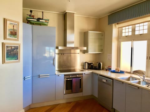 Full-size fridge, microwave, oven, stovetop