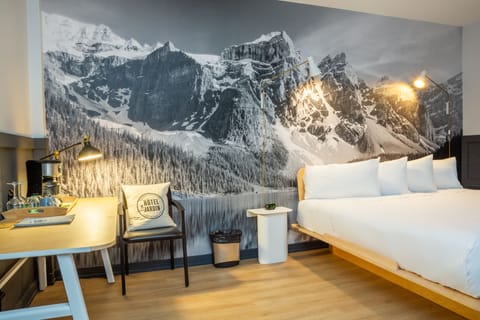 Business Room, 1 King Bed | 1 bedroom, soundproofing, iron/ironing board, travel crib