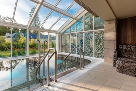 Couples treatment rooms, sauna, hot tub, body treatments, aromatherapy