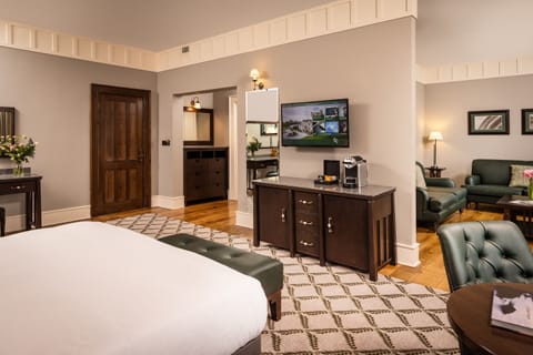 Junior Suite | Premium bedding, in-room safe, desk, blackout drapes