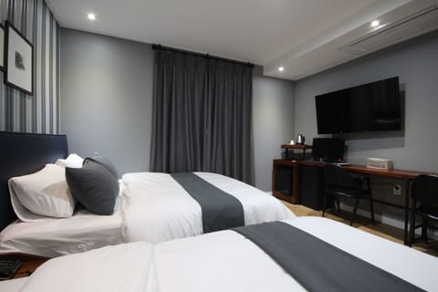 Twin Room | Desk, blackout drapes, soundproofing, free WiFi