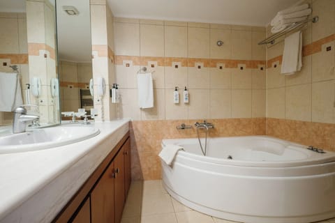 Executive Suite, Jetted Tub, Sea View | Bathroom | Bathtub, jetted tub, free toiletries, hair dryer